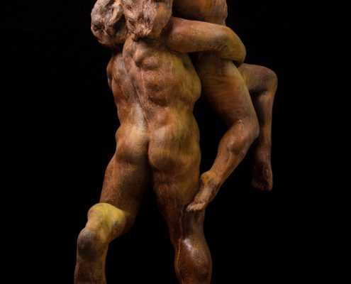 A sculpture of two people embracing each other.